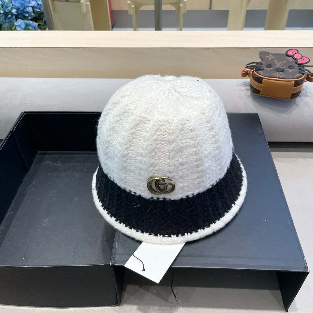 KNIT BUCKET HAT IN WHITE MIX BLACK WOOL 431638