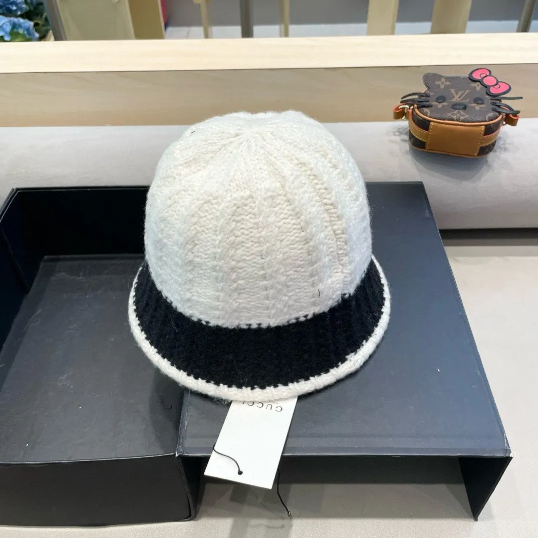 KNIT BUCKET HAT IN WHITE MIX BLACK WOOL 431638