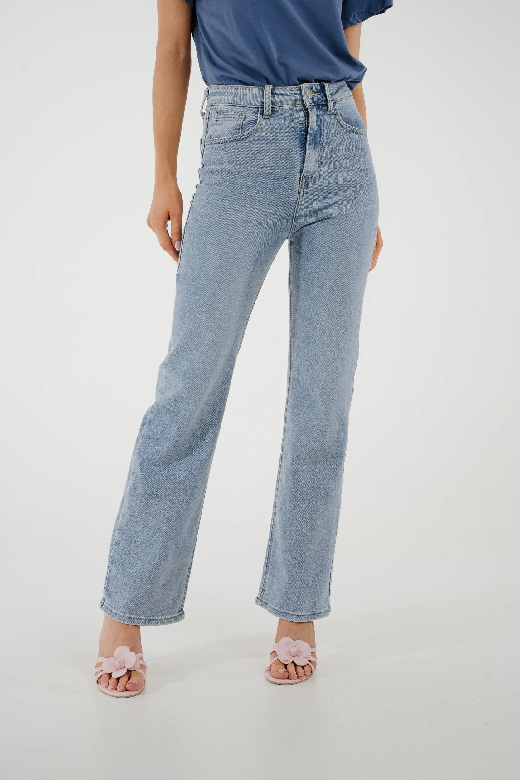 Lynne Straight Leg Jeans In Light Wash